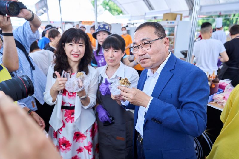 展現庶民美食底蘊與創新實力 新北黑白切大賽揭曉 17 《圖說》「全豬宴市集」將持續至明日下午6時,共有35家特色攤位,無論是獲獎的10間店家、新北各地的黑白切名店,還是市場經典美食、特色飲品或人氣伴手禮,都可以在這裡一次滿足。〈市場處提供〉