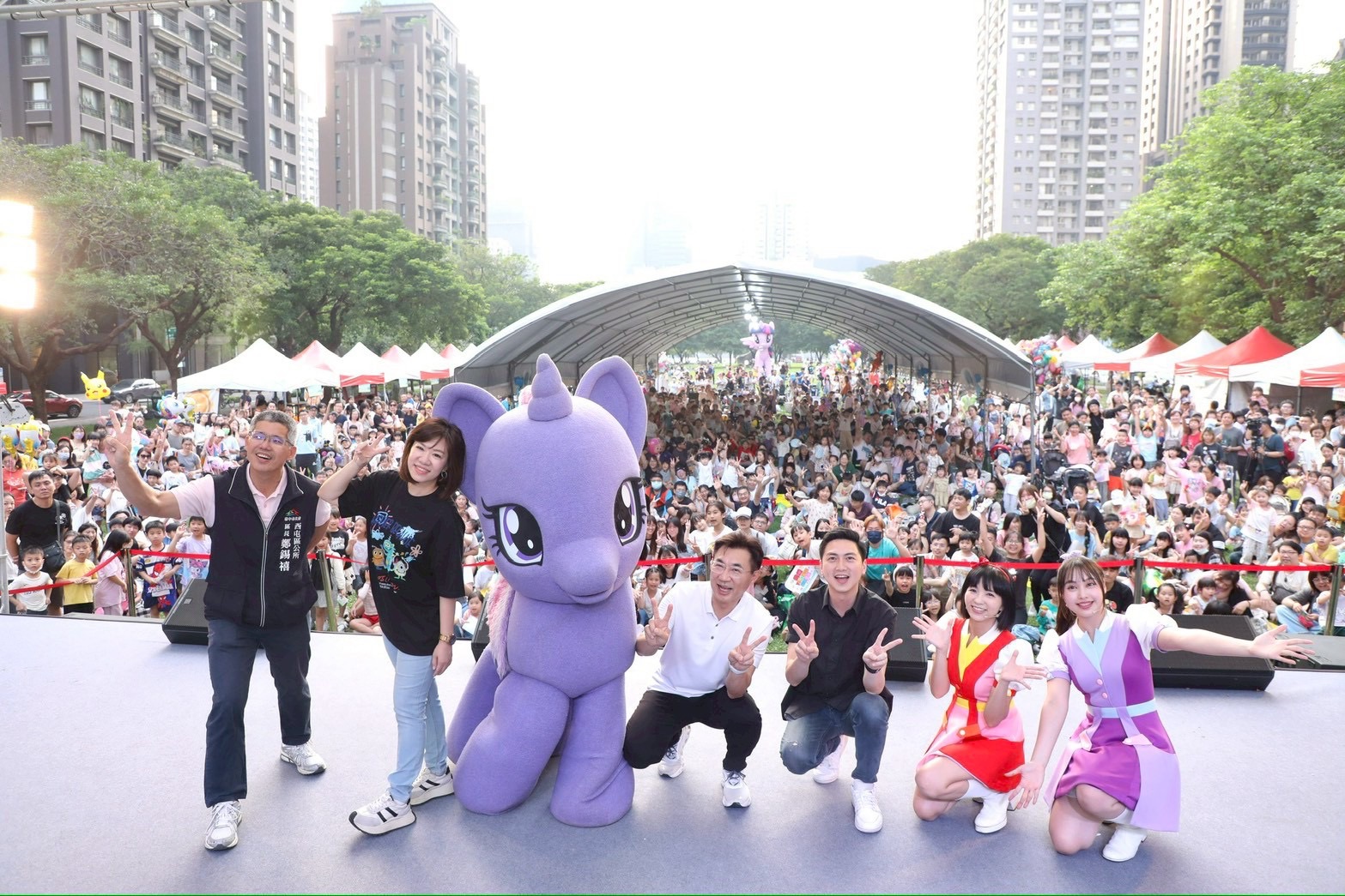 全台首座 5 公尺「彩虹小馬」降臨台中夏綠地 新聞局長攜手YOYO家族、紫悅揭開派對 全台首座 5 公尺「彩虹小馬」降臨台中夏綠地 新聞局長攜手YOYO家族、紫悅揭開派對