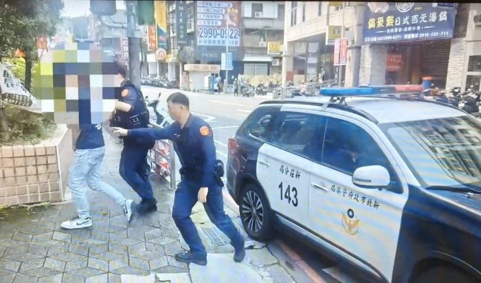 火速逮捕猥褻嫌 新莊警網路巡邏成績亮麗 52 《圖說》新莊警帶同李嫌到案說明,後續依公然猥褻罪嫌移送檢察機關偵辦。〈新莊分局提供〉