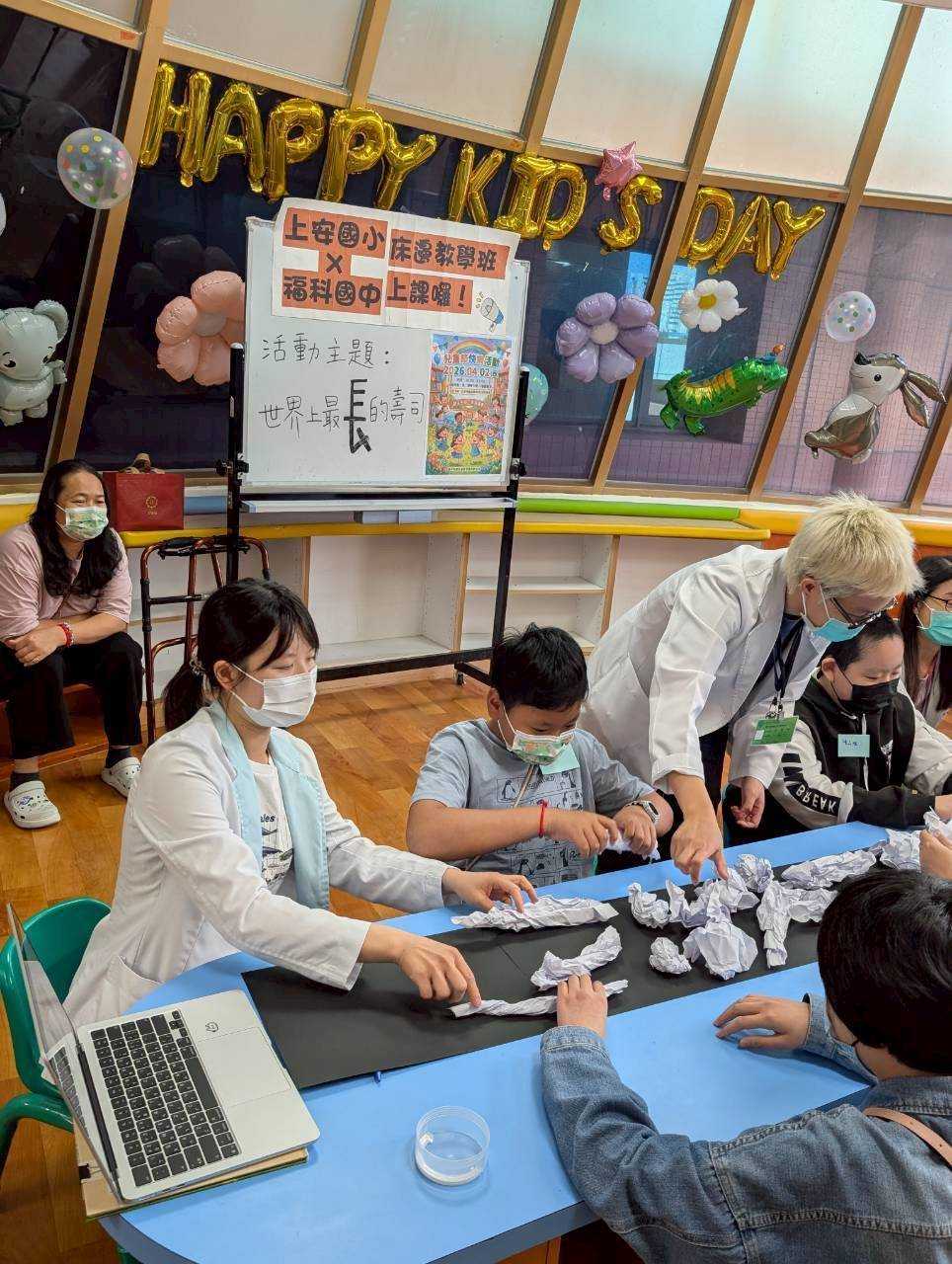 創意壽司與繪本導讀送祝福 中市教育局推床邊教學陪童暖過兒童節 創意壽司與繪本導讀送祝福 中市教育局推床邊教學陪童暖過兒童節