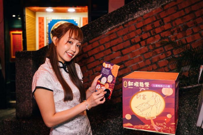 在地文化躍上國際舞台 九份紅燈籠祭獲繆思創意獎金獎 38 《圖說》「2025九份紅燈籠祭」特別規劃集章活動,走訪各處主題燈區,透過尋找設置於山城巷弄間的特色燈箱,體驗具趣味與深度的人文互動旅程。〈觀旅局提供〉