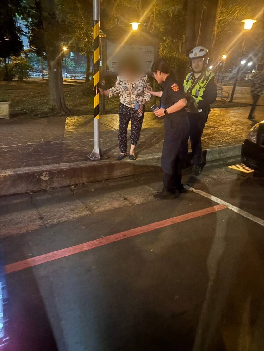 八德老婦失智症病發迷途 四維派出所員警跨區搜索4小時終尋獲 監視器顯示吳婦前往市場途中突然轉向中壢,被發現時正坐在在榮民路旁公園發椅子上休息。(記者翻攝)