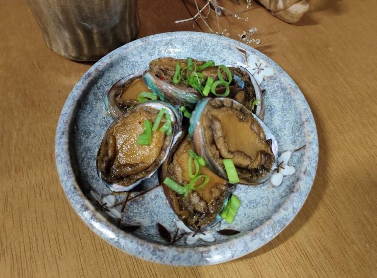 寓教於樂倡惜食行動 新北永續展區進駐宜蘭綠博展創意 13 《圖說》醬漬一口小鮑魚。〈農業局提供〉