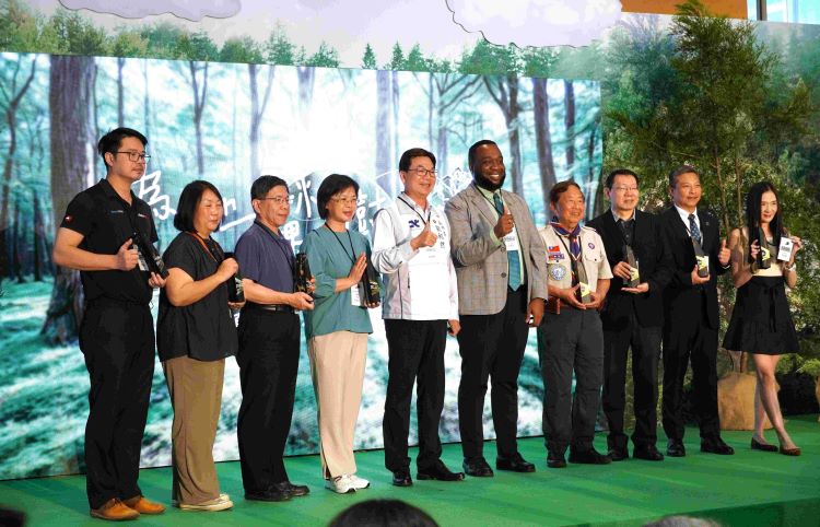 公私協力打造永續綠未來 北臺八縣市攜手種下百萬棵樹有成 41 《圖說記者會現場頒發由回收大理石粉末製作的環保感謝獎座,表揚59家積極參與植樹行動之企業、團體及學校。〈農業局提供〉