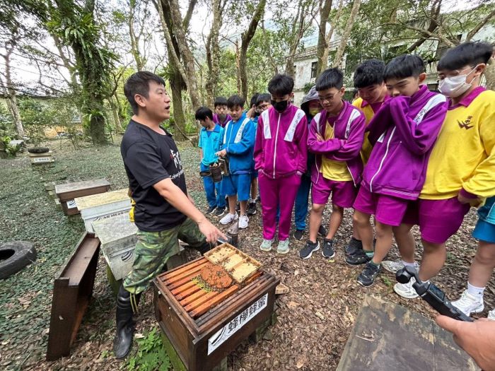 連假走春遊三峽 尋花嚐蜜揭開蜂箱祕密 35 《圖說》向學生解說蜂箱。〈農業局提供〉