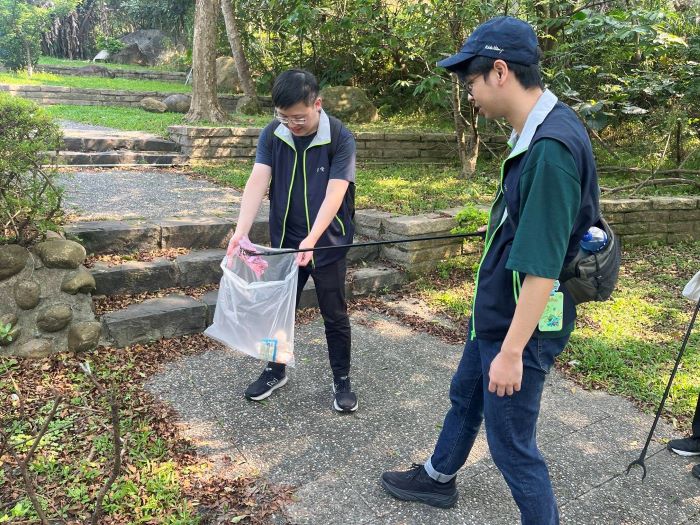 倡議自然共好 台電北市區處攜手家屬守護山林 39 《圖說》台電同仁齊心清理大溝溪步道垃圾 以行動實踐守護山林精神。〈台電台北市區處提供〉