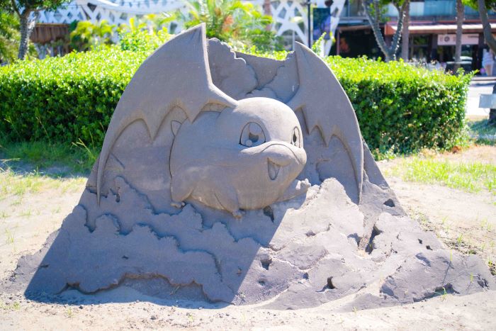 新北打造城市品牌有成 八里沙雕展摘倫敦金獎、羅馬銀獎 18 《圖說》可愛的巴達獸也曾造訪過八里左岸。〈高灘處提供〉