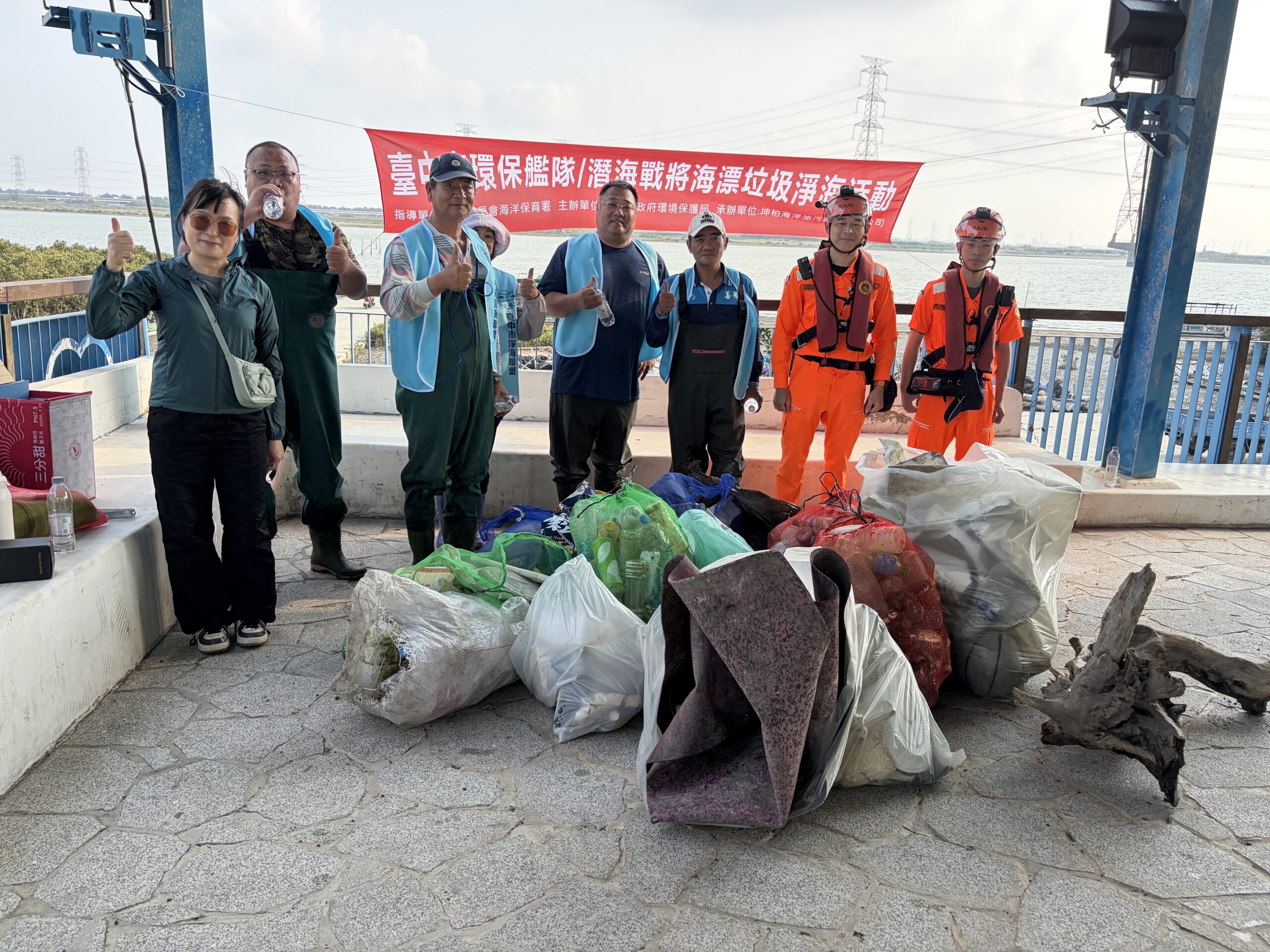 台中四漁港同步出海清理295公斤海漂垃圾 推動潔淨海洋願景 台中四漁港同步出海清理295公斤海漂垃圾 推動潔淨海洋願景