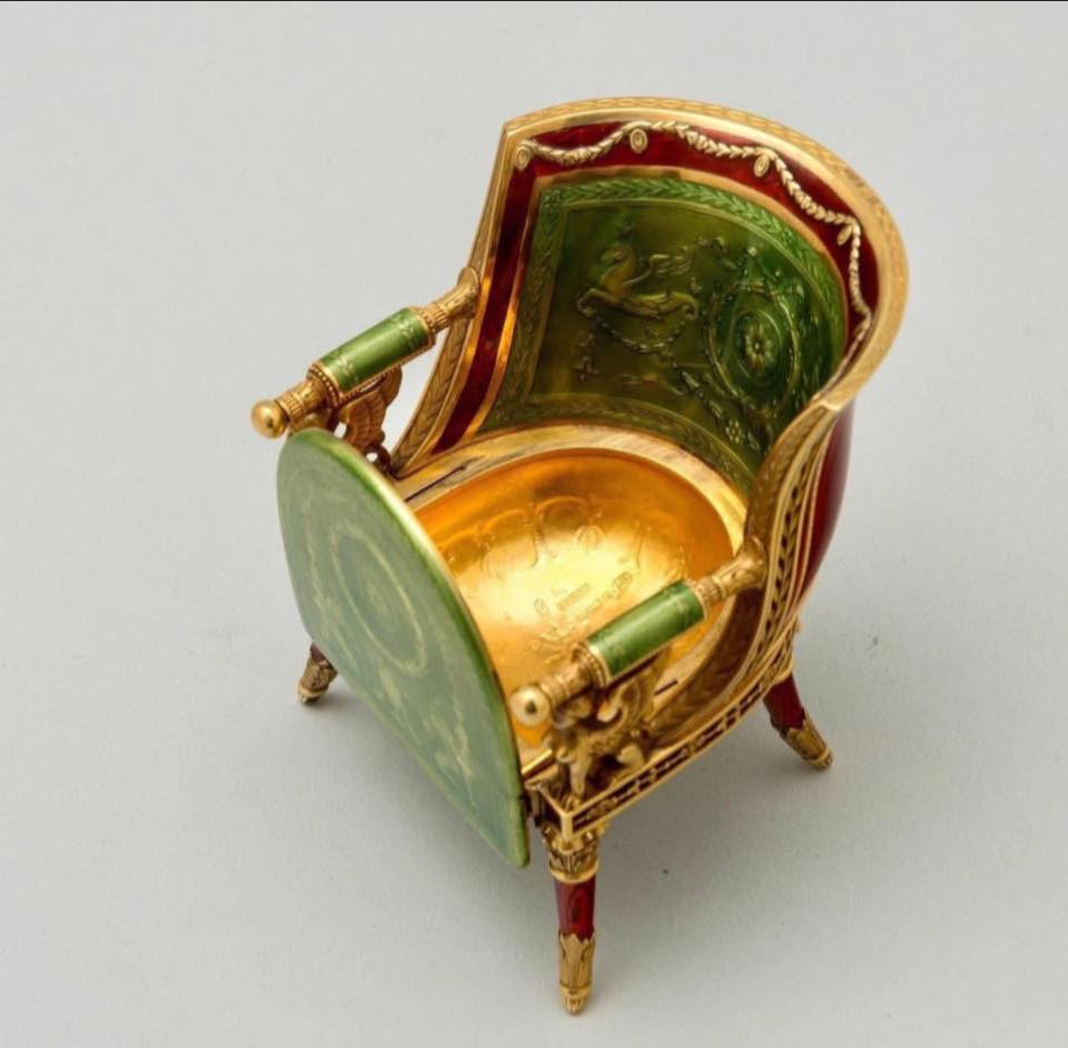 《微型黃金》 藏在黃金座椅下的甜蜜機關 《微型黃金》 藏在黃金座椅下的甜蜜機關