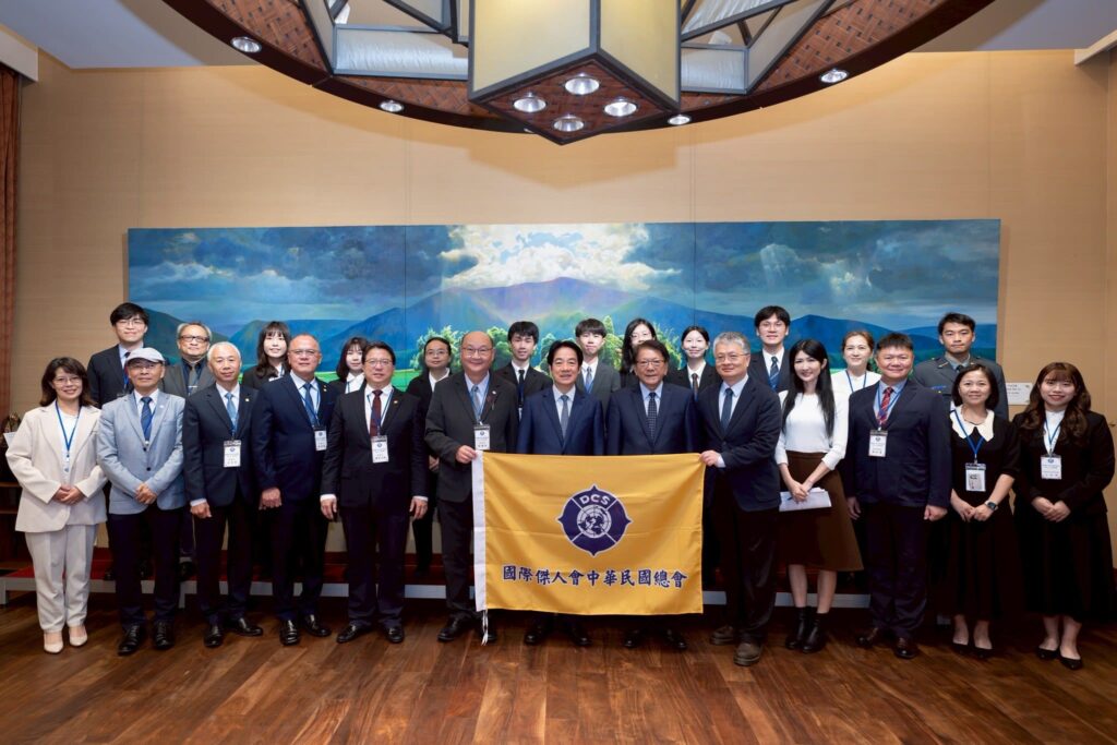 中原大學緊急醫療救護社連續兩年社團評鑑「特優」 再獲總統接見 中原大學緊急醫療救護社連續兩年社團評鑑「特優」 再獲總統接見