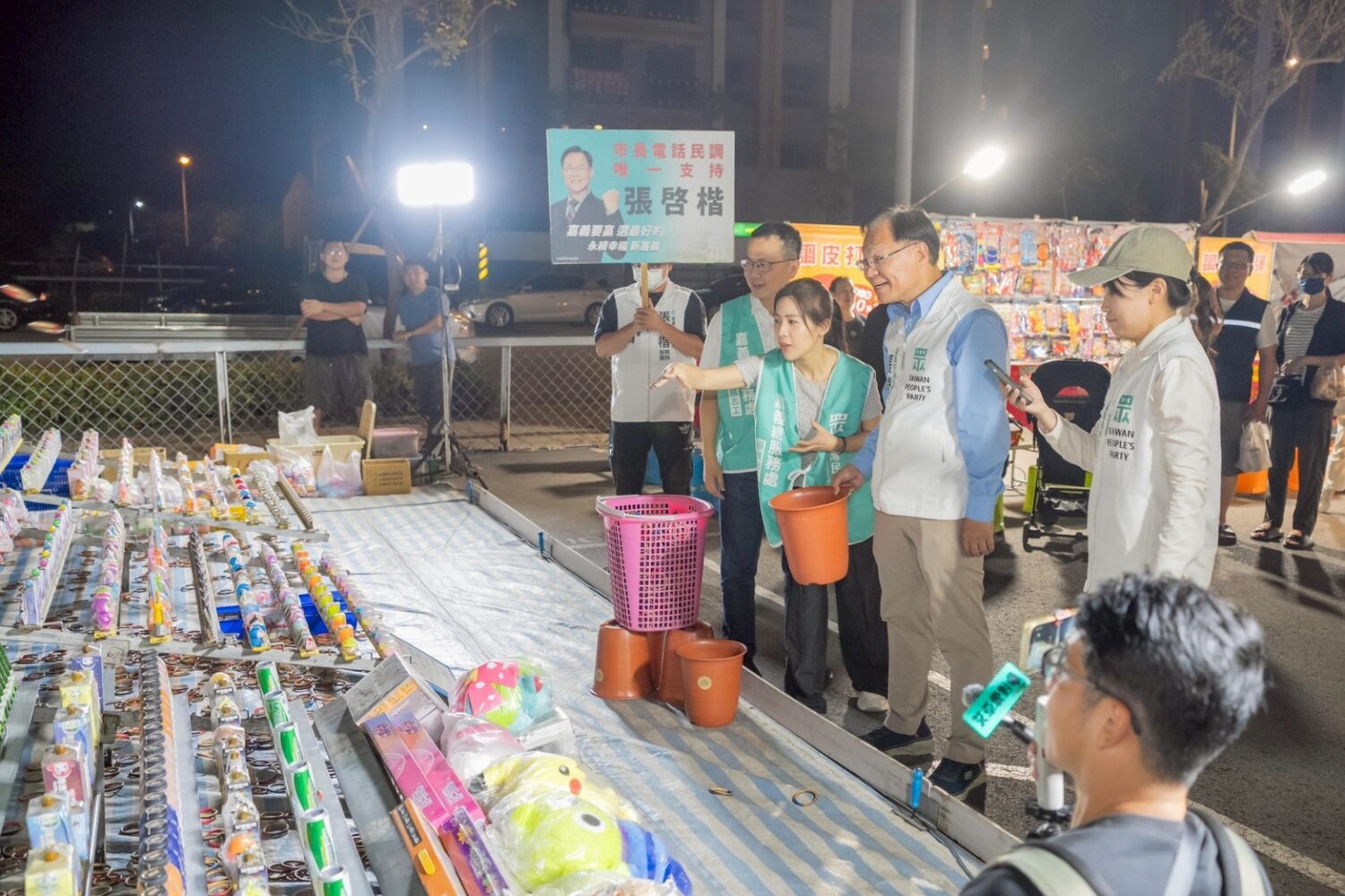 羅智強、徐巧芯連袂南下力挺張啓楷 認證「專業有力、為民發聲」最強候選人 選戰期間難得輕鬆畫面!羅智強、徐巧芯兩位友軍,全程陪同張啓楷逛夜市、套圈圈,和民眾零距離互動。(圖/民眾黨嘉義黨部)