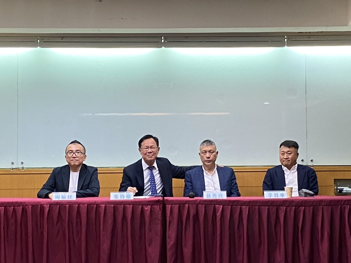 「藍白合」嘉義市長民調勝出 張啓楷:感謝藍白兩黨和嘉市鄉親支持 張啓楷(左2)在記者會上邀請國民黨嘉義市長參選人翁壽良(右2)擔任競選總部主任委員,並獲當場同意。(記者 包克明攝)