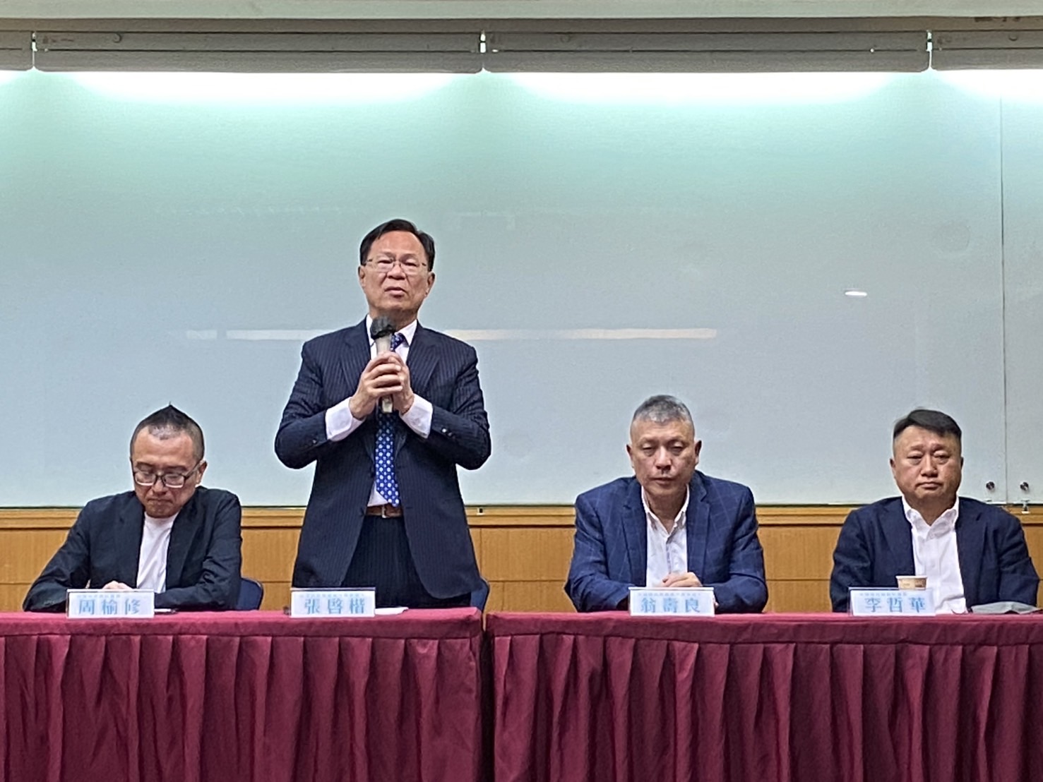 「藍白合」嘉義市長民調勝出 張啓楷:感謝藍白兩黨和嘉市鄉親支持 民眾黨嘉義市長參選人張啓楷將代表藍白陣營投入2026年嘉義市長選舉,對決民進黨提名人王美惠。(記者 包克明攝)