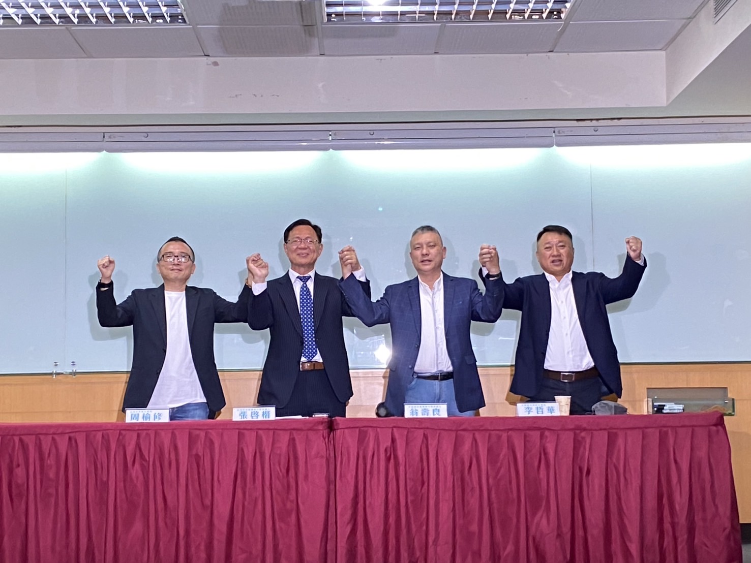 「藍白合」嘉義市長民調勝出 張啓楷:感謝藍白兩黨和嘉市鄉親支持 記者會由張啓楷(左2)、翁壽良(右2)、民眾黨秘書長周榆修(左1)及國民黨副秘書長李哲華(右1)共同出席,象徵藍白合在嘉義市長選戰已正式完成整隊。(記者 包克明攝)