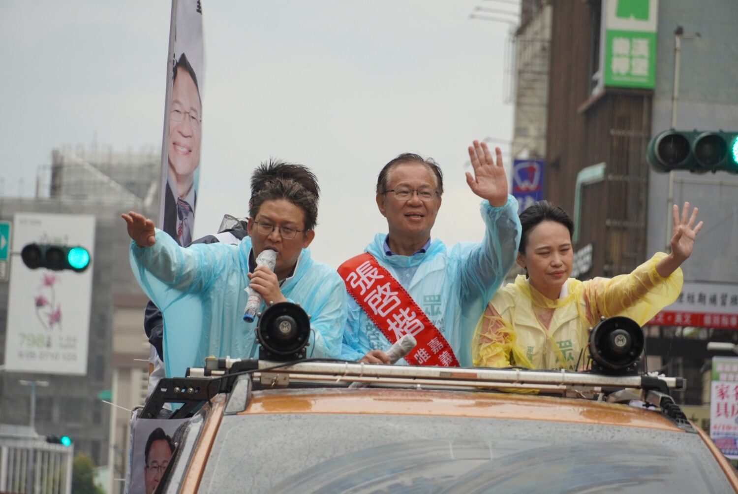 「藍白合」嘉義市長民調勝出 張啓楷:感謝藍白兩黨和嘉市鄉親支持 民調最後調衝刺,國民黨立委黃建賓(左)親自陪同車掃,無畏風雨,展現兩人深厚情誼,顯示藍白合在嘉義市長選戰早已存在的政治現象。(記者 包克明攝)