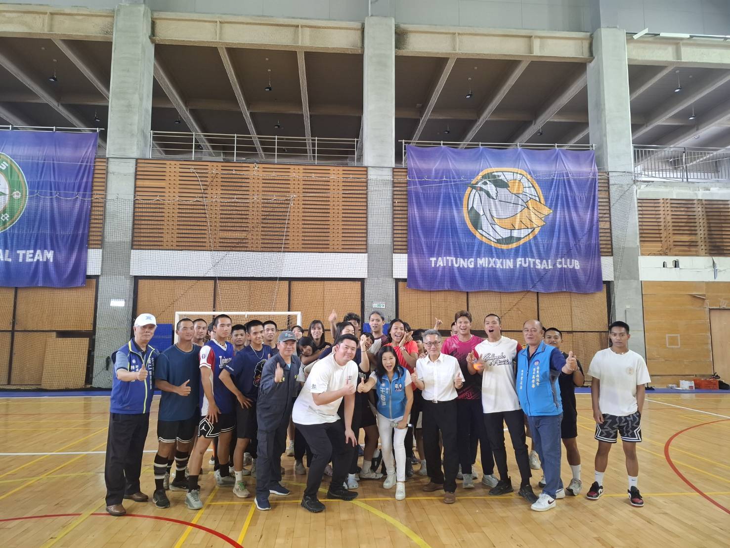 黃仁、王春梅伉儷再勘台東體中體育館災後復原 結合企業捐贈8套國際標準擊劍設備 國民黨立委黃仁與夫人王春梅結合環台地熱股份有限公司,共同公益捐贈總價值新台幣40萬元、共8套符合國際賽事標準的西洋劍服裝與設備給國立台東大學附屬體育高級中學。(圖/記者翻攝)