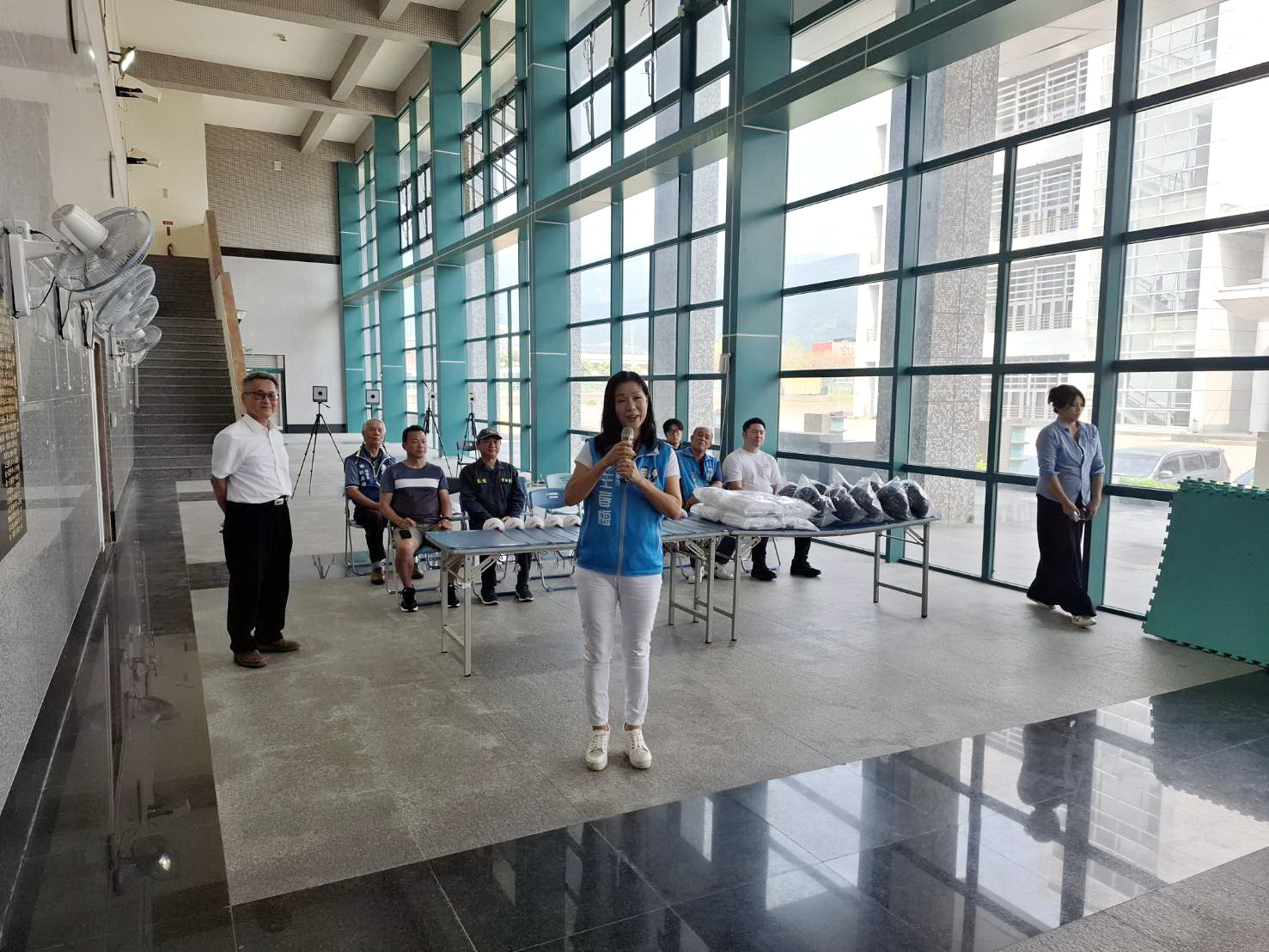 黃仁、王春梅伉儷再勘台東體中體育館災後復原 結合企業捐贈8套國際標準擊劍設備 王春梅指出,未來只要台東校園有需要,將持續媒合企業社會資源投入教育與體育環境,讓師生獲得更完善的支持與照顧。(圖/記者翻攝)