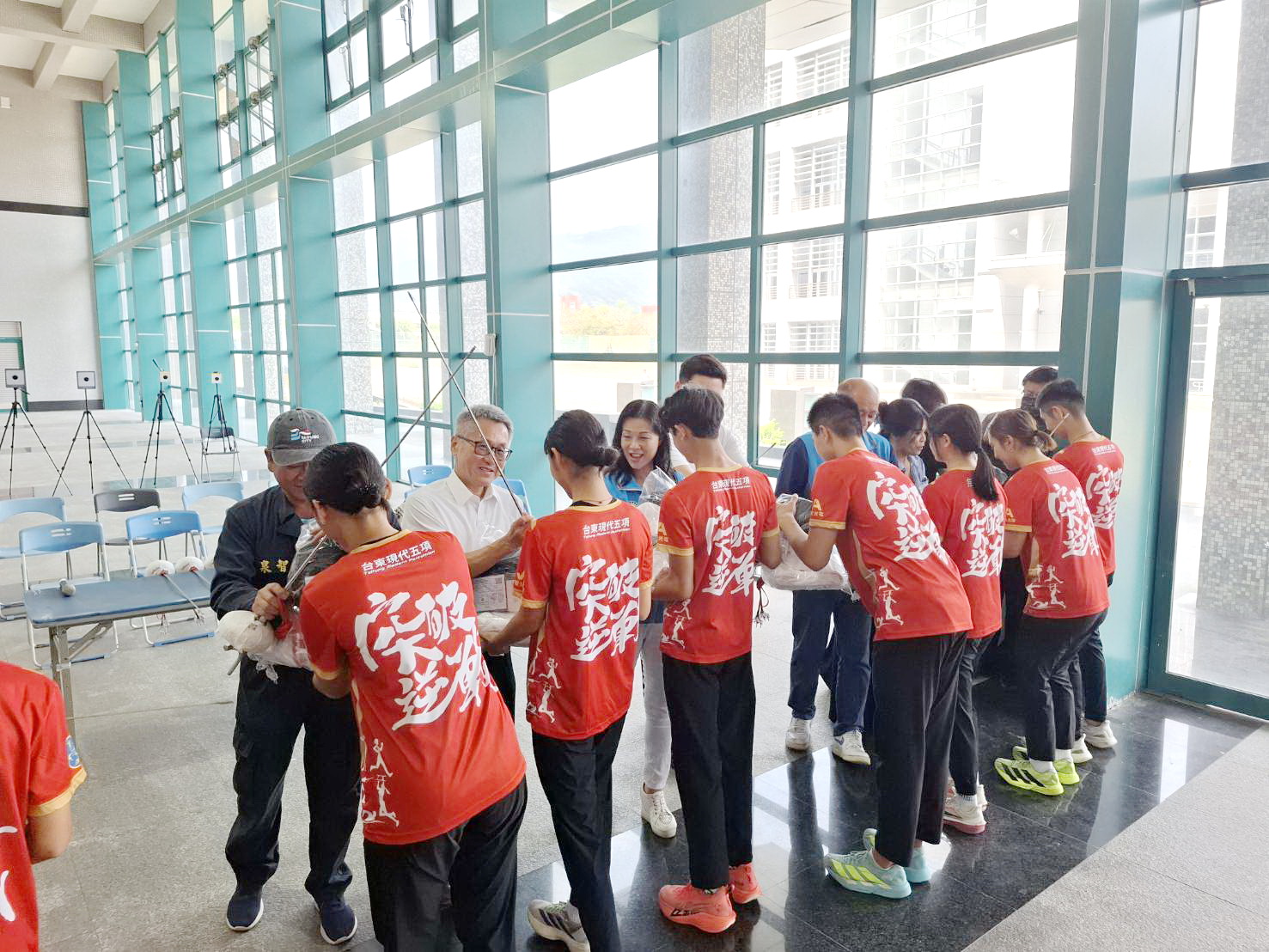 黃仁、王春梅伉儷再勘台東體中體育館災後復原 結合企業捐贈8套國際標準擊劍設備 王春梅等人將符合國際賽事標準的西洋劍服裝與設備給台東體中現代五項隊員。(圖/記者翻攝)