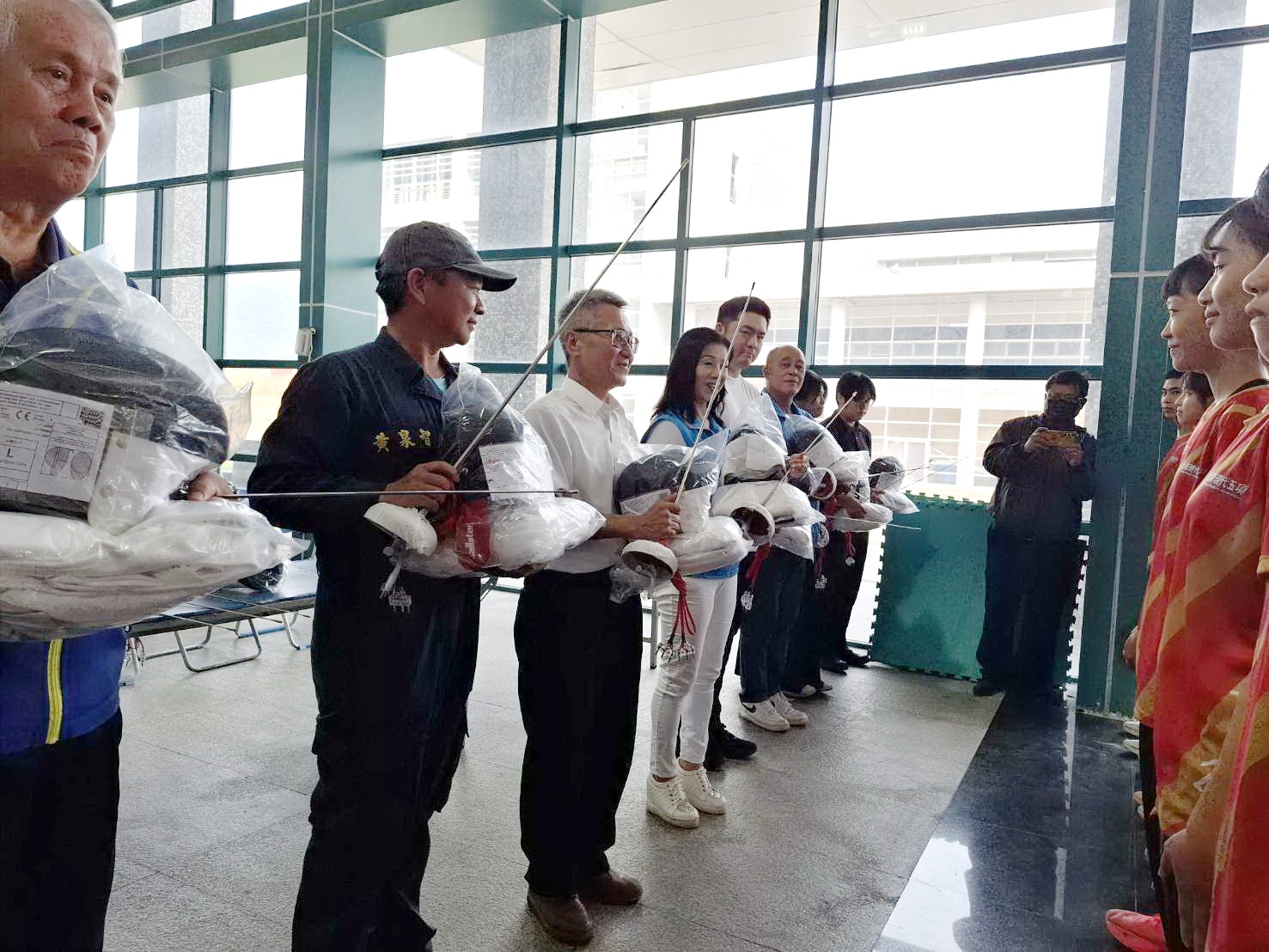 黃仁、王春梅伉儷再勘台東體中體育館災後復原 結合企業捐贈8套國際標準擊劍設備 王春梅結合環台地熱股份有限公司,共同公益捐贈總價值新台幣40萬元、共8套符合國際賽事標準的西洋劍服裝與設備給台東體中現代五項隊。(圖/記者翻攝)