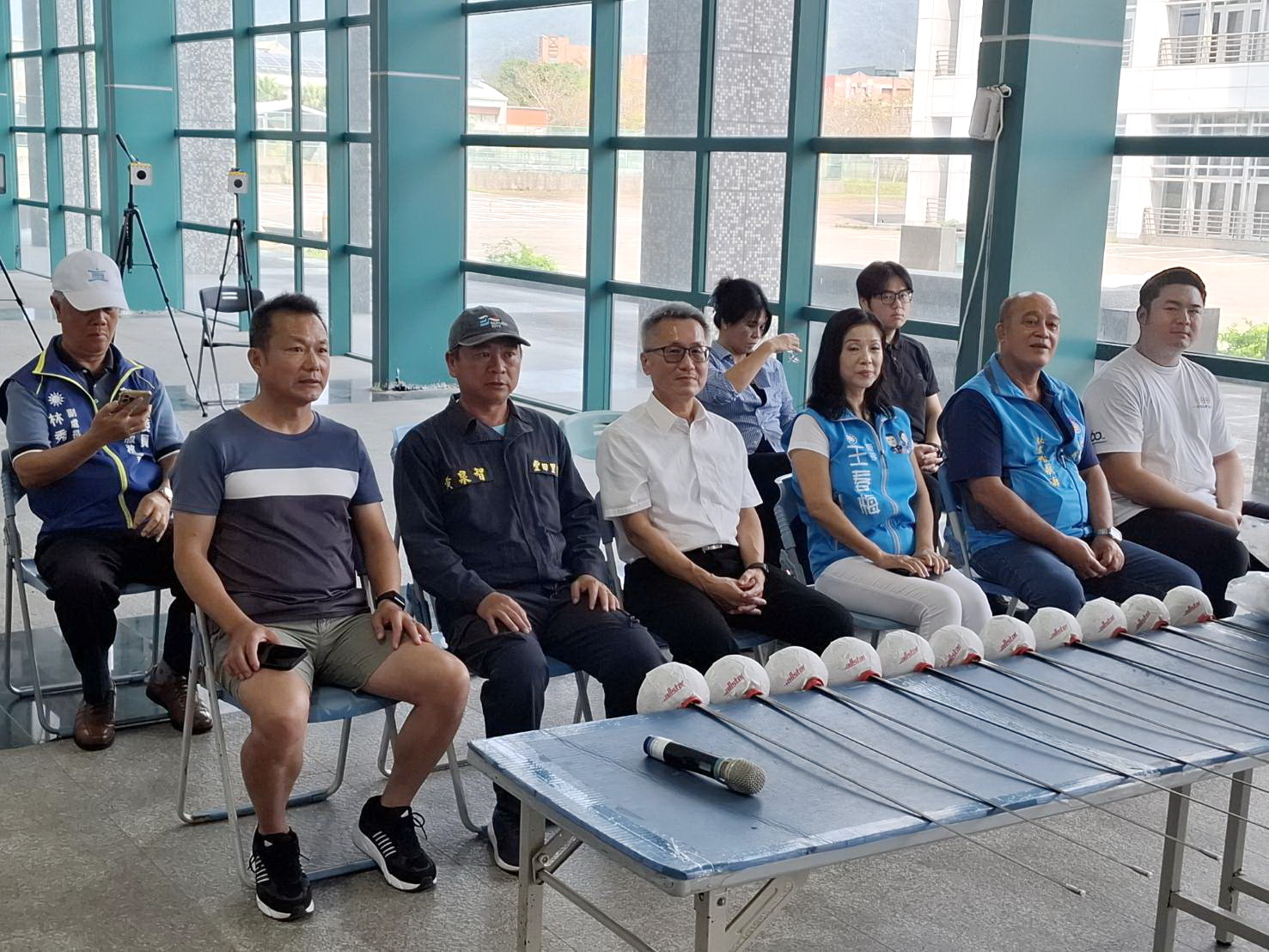 黃仁、王春梅伉儷再勘台東體中體育館災後復原 結合企業捐贈8套國際標準擊劍設備 總價值新台幣40萬元、共8套符合國際賽事標準的西洋劍服裝與設備捐贈儀式。(圖/記者翻攝)