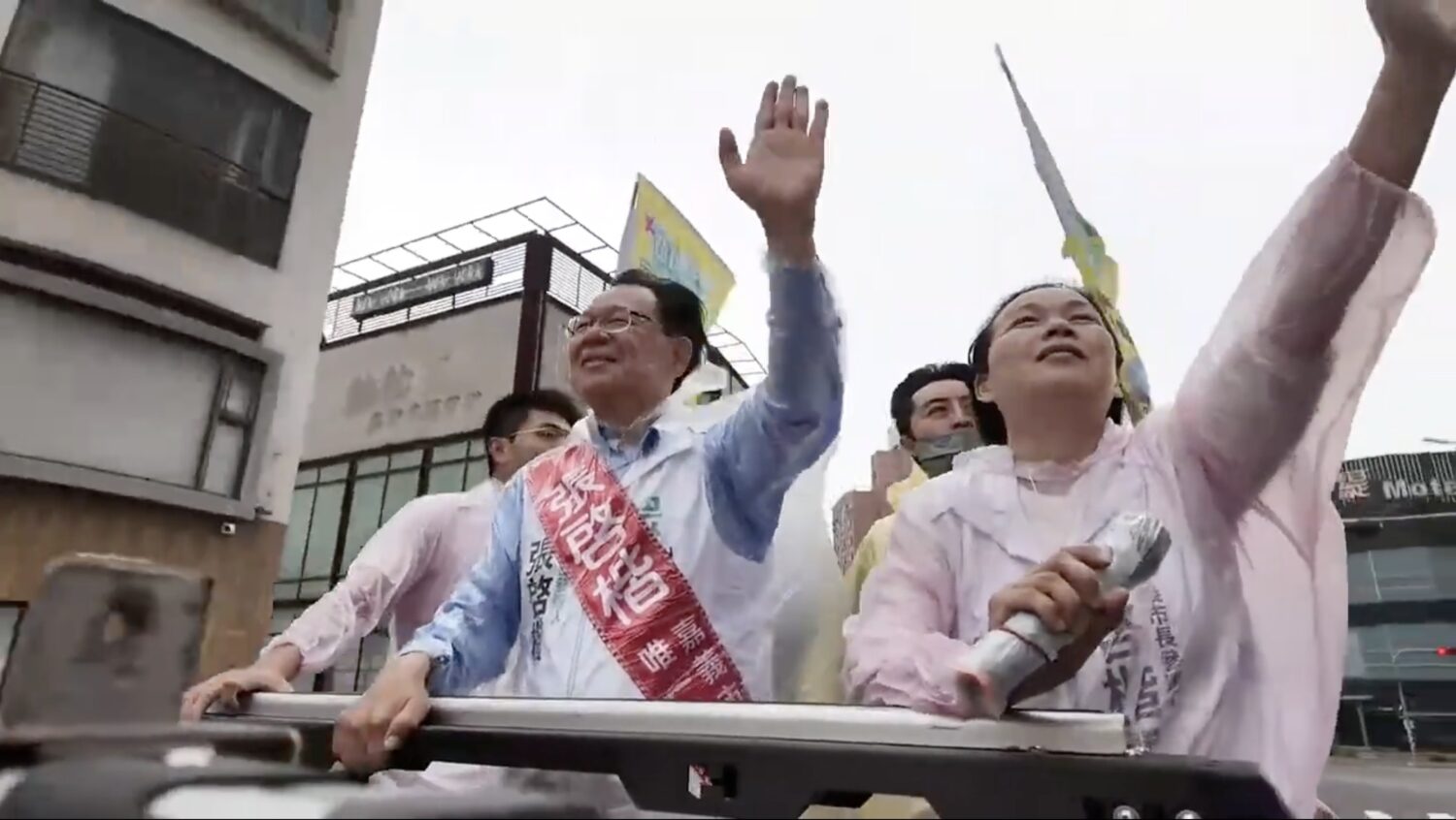 「藍白整合」勝出確定人選 張啓楷冒雨謝票:延續黃敏惠市長施政穩健前行 張啟楷領軍的謝票車隊路經,不少民眾揮手、比讚加油,甚至搖下車窗表達支持。(圖/民眾黨嘉義黨部)