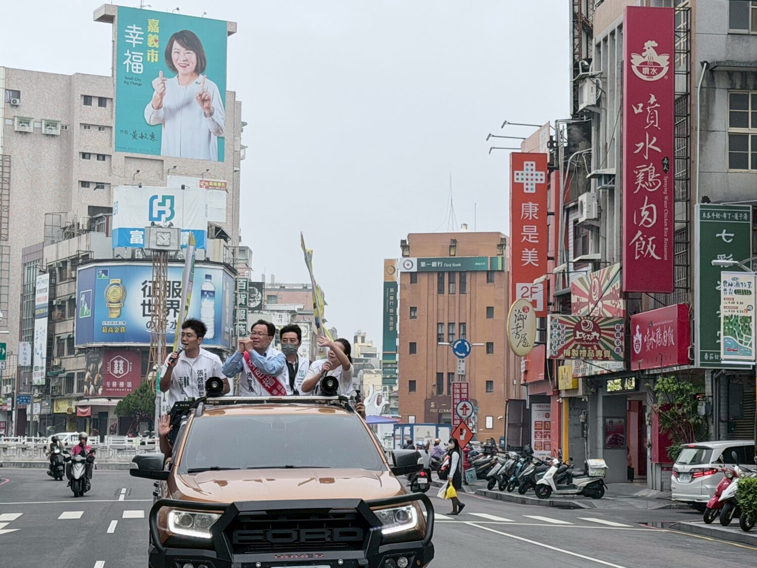 「藍白整合」勝出確定人選 張啓楷冒雨謝票:延續黃敏惠市長施政穩健前行 張啓楷強調,嘉義市在市長黃敏惠帶領下,已奠定穩健的市政基礎並獲得高度肯定。(圖/民眾黨嘉義黨部)