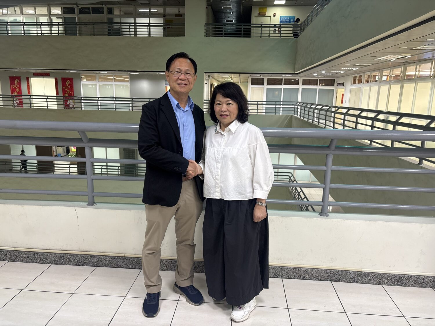 張啓楷拜會黃敏惠請益市政 強調延續「五星施政」、攜手推進嘉義建設 相見歡!「藍白共推」的台灣民眾黨嘉義市長參選人張啓楷今日拜會嘉義市長黃敏惠,留下「一棒接一棒」的珍貴鏡頭。(圖/民眾黨嘉義黨部)