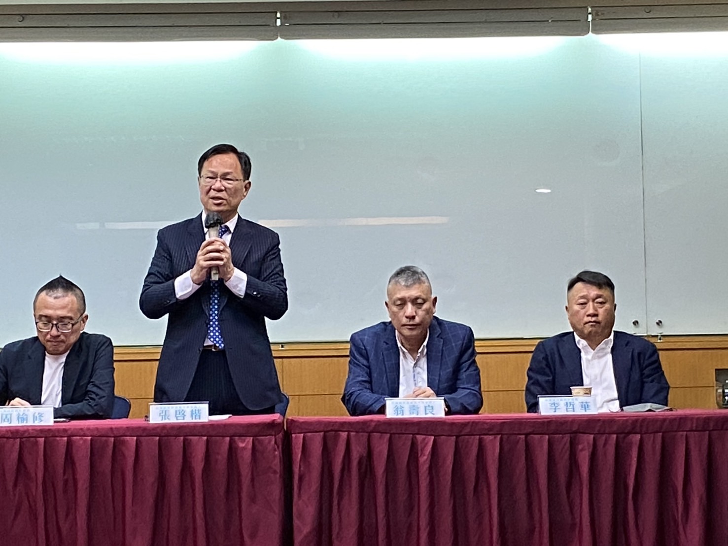 張啓楷拜會黃敏惠請益市政 強調延續「五星施政」、攜手推進嘉義建設 張啓楷在通過民調確定成為「藍白共推」的嘉義市長參選人發表感言時,特別推崇、感謝嘉義市長黃敏惠。(圖/民眾黨嘉義黨部)