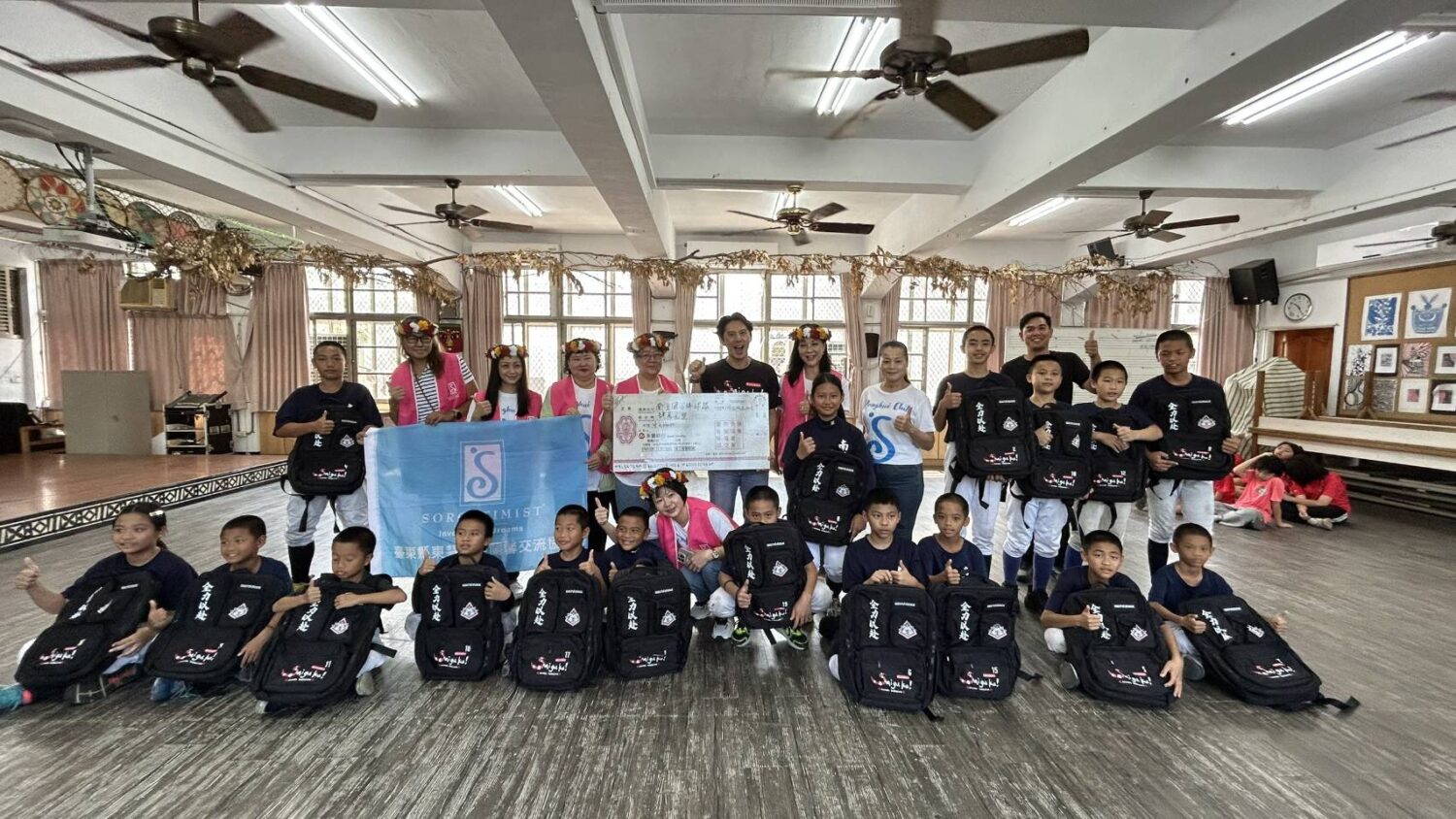 王春梅偕蘭馨協會長林家莉捐4萬元棒球器材經費 力挺南王Puyuma花環實驗小學棒球隊逐夢 捐贈儀式,南王國小棒球隊教練及18名隊員也開心參與合影,現場洋溢歡樂與感動氣氛。(圖/黃仁國會辦公室)