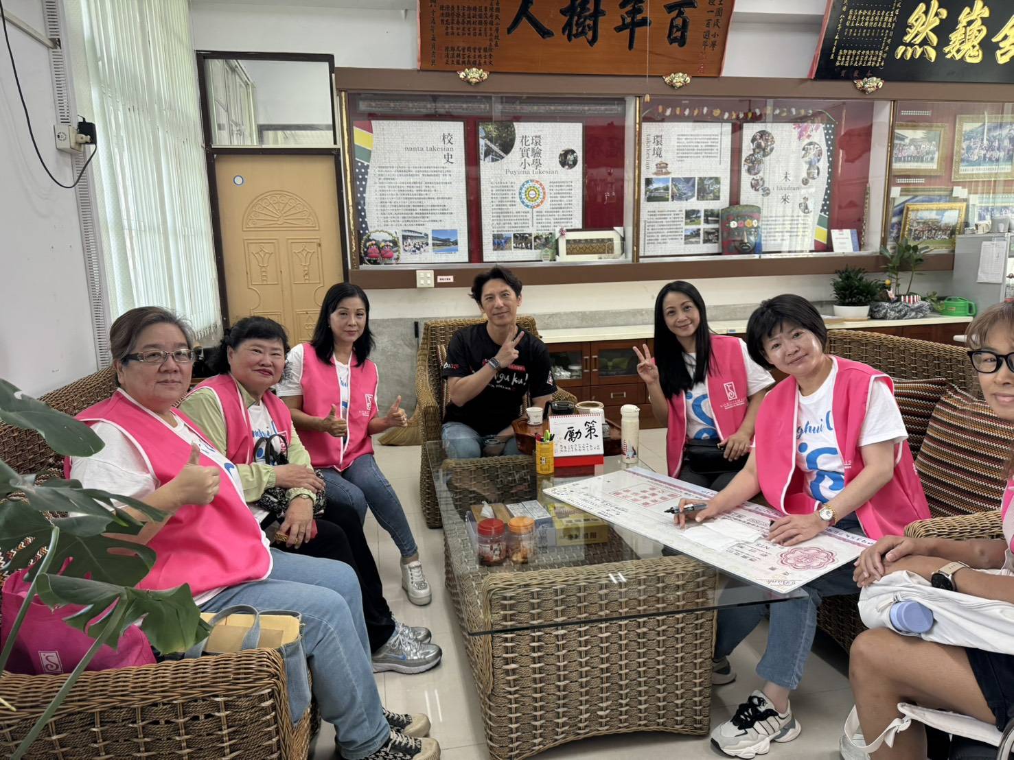 王春梅偕蘭馨協會長林家莉捐4萬元棒球器材經費 力挺南王Puyuma花環實驗小學棒球隊逐夢 王春梅與東慧國際蘭馨交流協會會長林家莉親自將愛心資源送進學校,表達對基層棒球運動及原鄉學童教育發展的重視與關懷。(圖/黃仁國會辦公室)