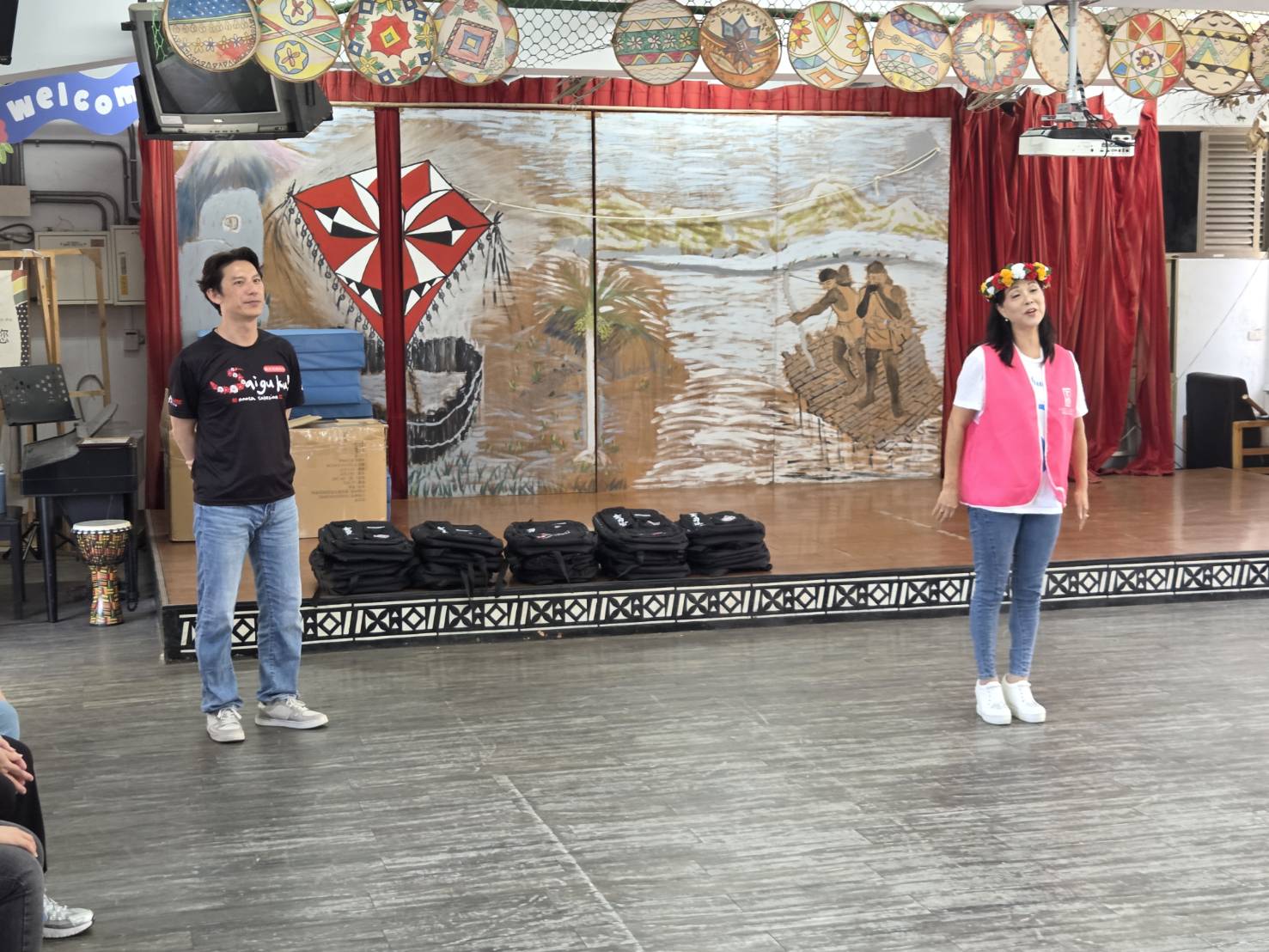 王春梅偕蘭馨協會長林家莉捐4萬元棒球器材經費 力挺南王Puyuma花環實驗小學棒球隊逐夢 王春梅表示,期待透過此次拋磚引玉,喚起更多社會力量共同關注偏鄉及原鄉學童的學習與運動資源,陪伴孩子們勇敢追夢、快樂成長。(圖/黃仁國會辦公室)