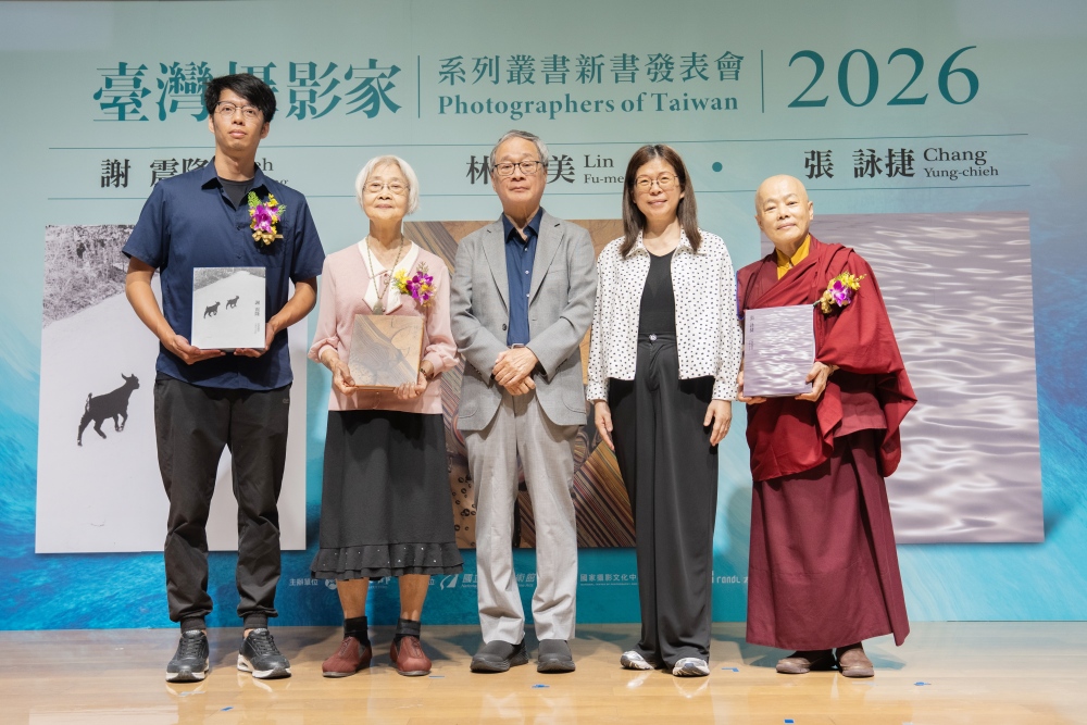 鄉鎮獵影、海島記憶與光彩幻像的創作 攝影家謝震隆、林芙美、張詠捷專書出版 鄉鎮獵影、海島記憶與光彩幻像的創作 攝影家謝震隆、林芙美、張詠捷專書出版