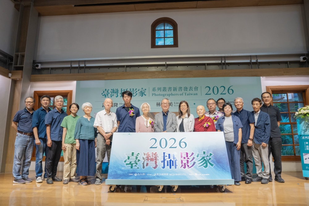 鄉鎮獵影、海島記憶與光彩幻像的創作 攝影家謝震隆、林芙美、張詠捷專書出版 23 02%E8%88%87%E6%9C%83%E8%B2%B4%E8%B3%93%E5%8F%8A%E6%94%9D%E5%BD%B1%E7%95%8C%E4%BB%A3%E8%A1%A8%E4%B8%80%E5%90%8C%E6%85%B6%E7%A5%9D%E8%87%BA%E7%81%A3%E6%94%9D%E5%BD%B1%E5%AE%B6%E7%B3%BB%E5%88%97%E5%8F%A2%E6%9B%B8%E7%AC%AC%E4%B9%9D%E8%BC%AF%E6%96%B0%E6%9B%B8%E7%99%BC%E8%A1%A8