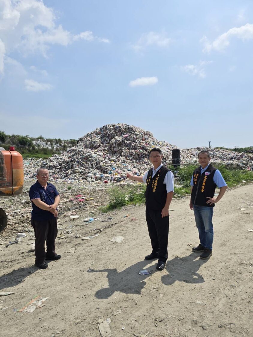 花蓮吉安垃圾山再現危機 張峻籲縣府正視「焚化爐與垃圾去化」問題 花蓮縣吉安鄉光華村村長石福春(左)陪同林源富議員(中)與縣議會機要秘書林裕彥(右)在垃圾掩埋場會勘。 (圖/記者 趙靜姸翻攝)