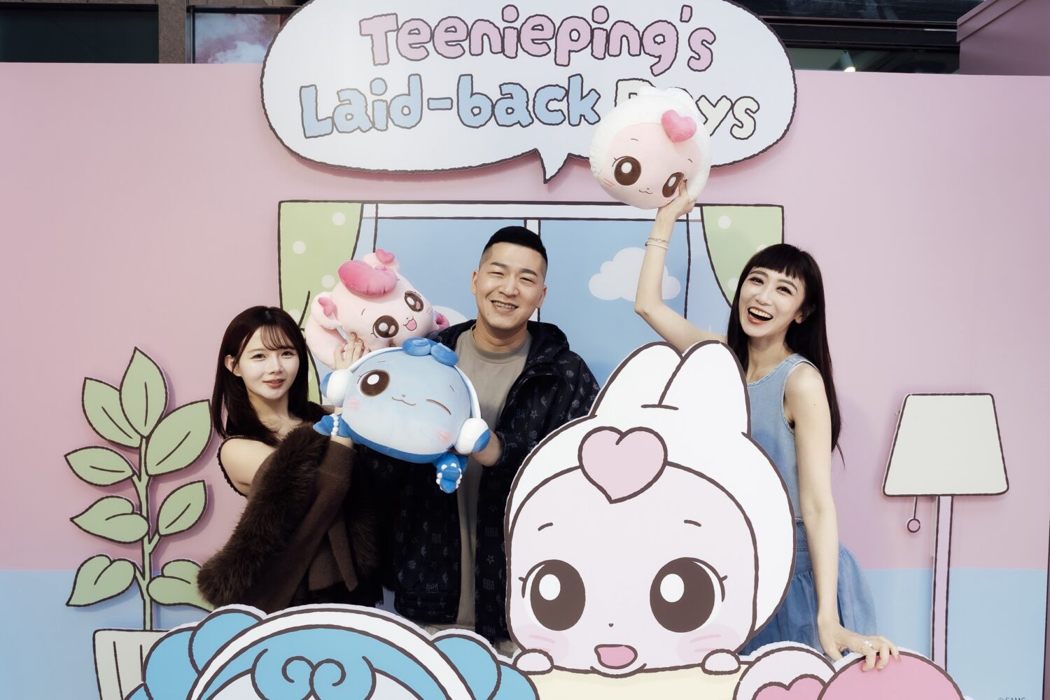 韓國人氣IP《奇妙萌可》樂園開展 草爺、蔡允潔、倩倩 現身甜心生活樂園憶童心 左起-倩倩、草爺、蔡允潔出席韓國人氣IP「奇妙萌可 甜心生活樂園展」活動。(圖/像素匯 提供)