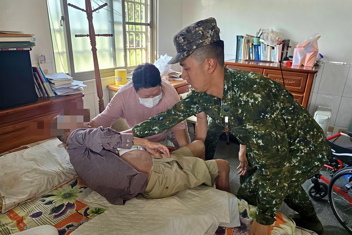 八軍團官兵馳援解民困 暖心助長者脫險 八軍團官兵馳援解民困 暖心助長者脫險