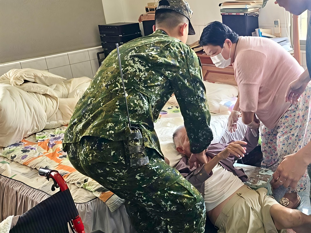 八軍團官兵馳援解民困 暖心助長者脫險 八軍團官兵馳援解民困 暖心助長者脫險
