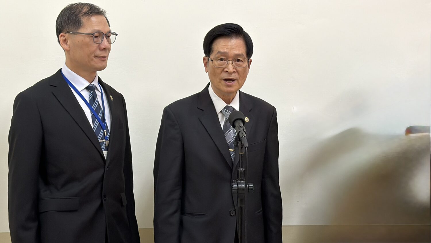 面對社會型態多樣化及榮民退役官兵結構多元化 退輔會主委嚴德發:全面提升榮民照顧與服務效能! (左二)國軍退除役官兵輔導委員會主任委員嚴德發受邀到立法院外交及國防委員會報告業務概況,並備質詢。(圖/司徒 攝)