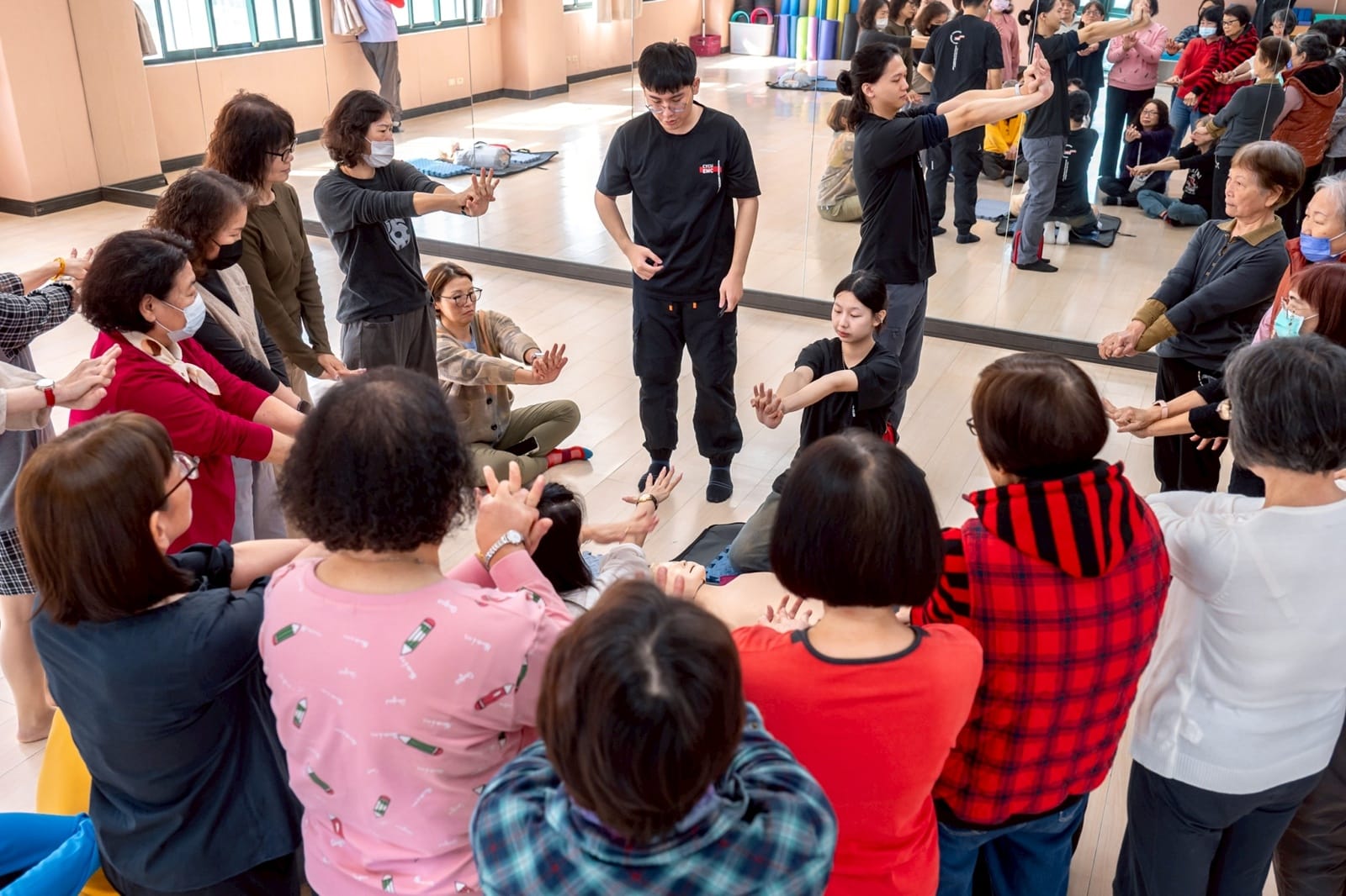 中原大學緊急醫療救護社連續兩年社團評鑑「特優」 再獲總統接見 中原大學緊急醫療救護社連續兩年社團評鑑「特優」 再獲總統接見