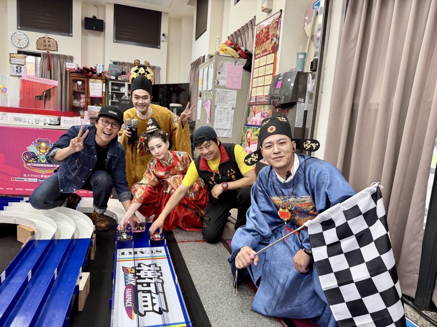 草爺、柯大堡聯手宣佈第三屆「神行盃國際四驅車大賽」確認移師高雄岡山城隍殿 第二屆「神行盃廣澤宮B-Max四驅車挑戰賽」圓滿落幕!(由左至右)港仔台爸張啟樂、柯大堡、本本江佑真、賴銘偉、草爺一起開心尬車!(圖/神行盃 提供)