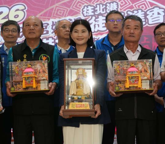 白沙屯媽祖進香4/16抵北港 雲縣府交通疏運與安全服務全面升級 副縣長陳璧君等人抽出獲得交趾陶白沙屯媽祖、兩座粉紅超跑小神轎結緣品幸運香燈腳。