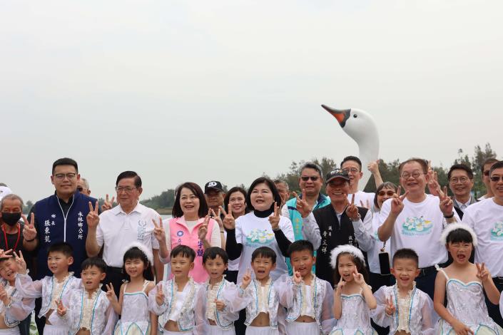 雲林縣政府精心打造的兒童連假大型親子盛會「雲林天鵝湖嘉年華」，今（4/3）於口湖鄉椬梧滯洪池盛大開幕