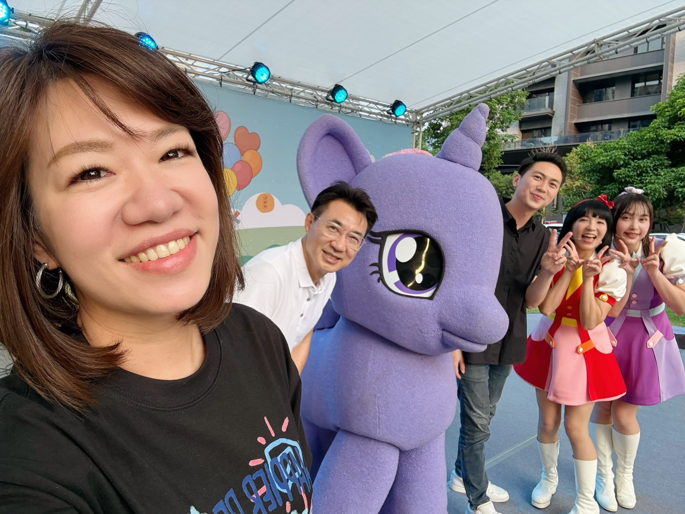 全台首座 5 公尺「彩虹小馬」降臨台中夏綠地 新聞局長攜手YOYO家族、紫悅揭開派對 全台首座 5 公尺「彩虹小馬」降臨台中夏綠地 新聞局長攜手YOYO家族、紫悅揭開派對