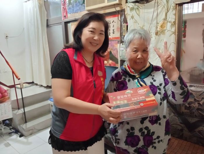 推動優質安養與長照資源 新北榮服處深入社區關懷長者 8 《圖說》新北市榮服處總幹事吳曉慧(左)探訪來臺定居逾 40 載的新住民榮眷何女士(右),細心關詢生活近況與健康情形,傳遞榮服處如家人般的溫暖關懷。〈新北榮服處提供〉