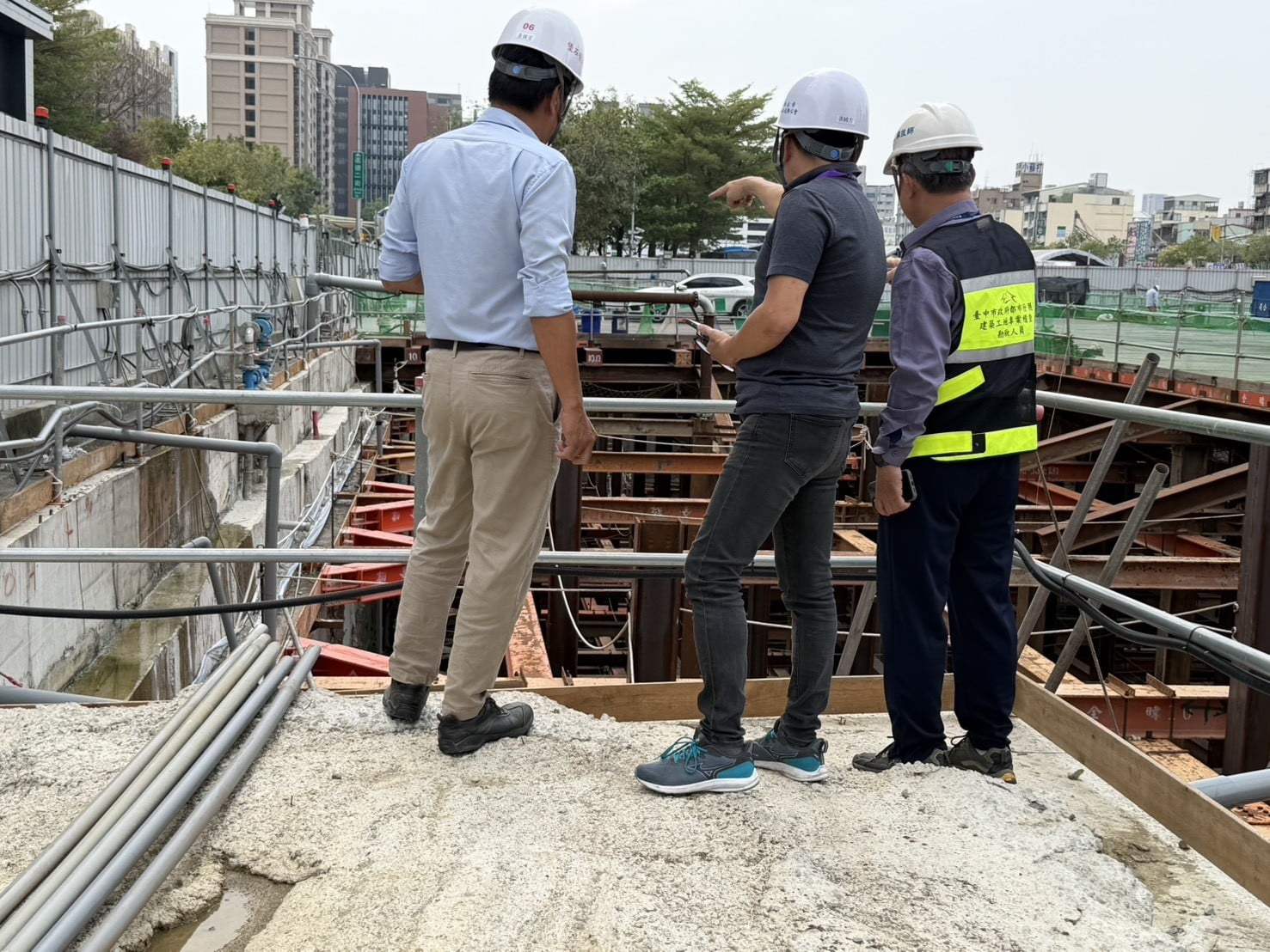 建工地違法排水致綠川水質變色 中市府跨局處稽查取締 建工地違法排水致綠川水質變色 中市府跨局處稽查取締
