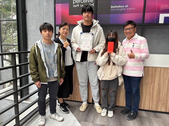 鏡頭說故事 龍華文創系兩岸賽事奪五大獎 4 《圖說》龍華科大文創系學生以作品《陶瓷之都的時光》勇奪兩岸短視頻大賽二等獎,主任倪建芝與梁朝棟老師與羅宥甯、吳松昱、陳怡瑄、李佳慶、王雲達共同合影,展現師生協力創作成果。〈龍華科大提供〉