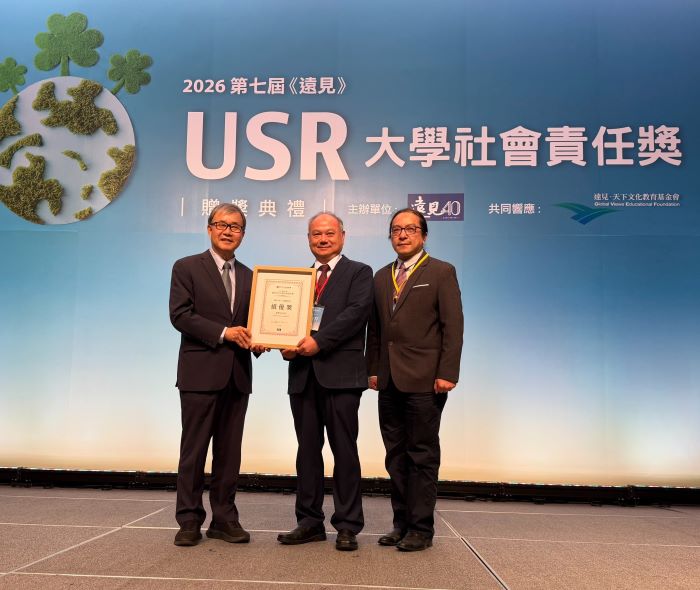 深耕USR獲高度肯定 龍華勇奪三項績優稱霸私立科大 6 《圖說》教育部長鄭英耀頒發「永續課程組」績優獎,由龍華科大校長葛自祥代表上台領獎,展現學校推動大學社會責任之卓越成果。〈龍華科大提供〉