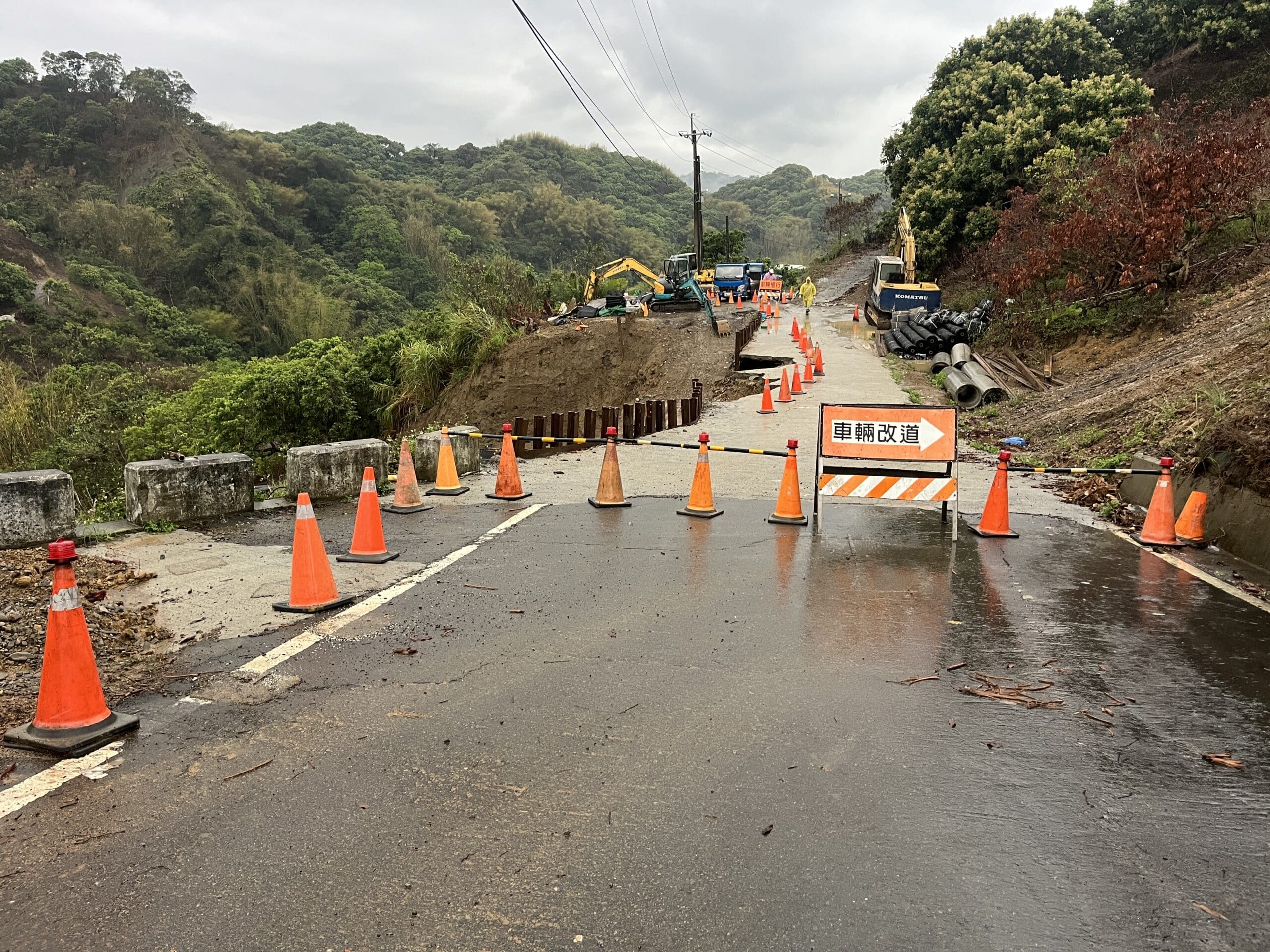 霧峰區暗坑巷便道因豪雨受損封閉 水利局:設有替代道路、主體工程正常推進不受影響 霧峰區暗坑巷便道因豪雨受損封閉 水利局:設有替代道路、主體工程正常推進不受影響
