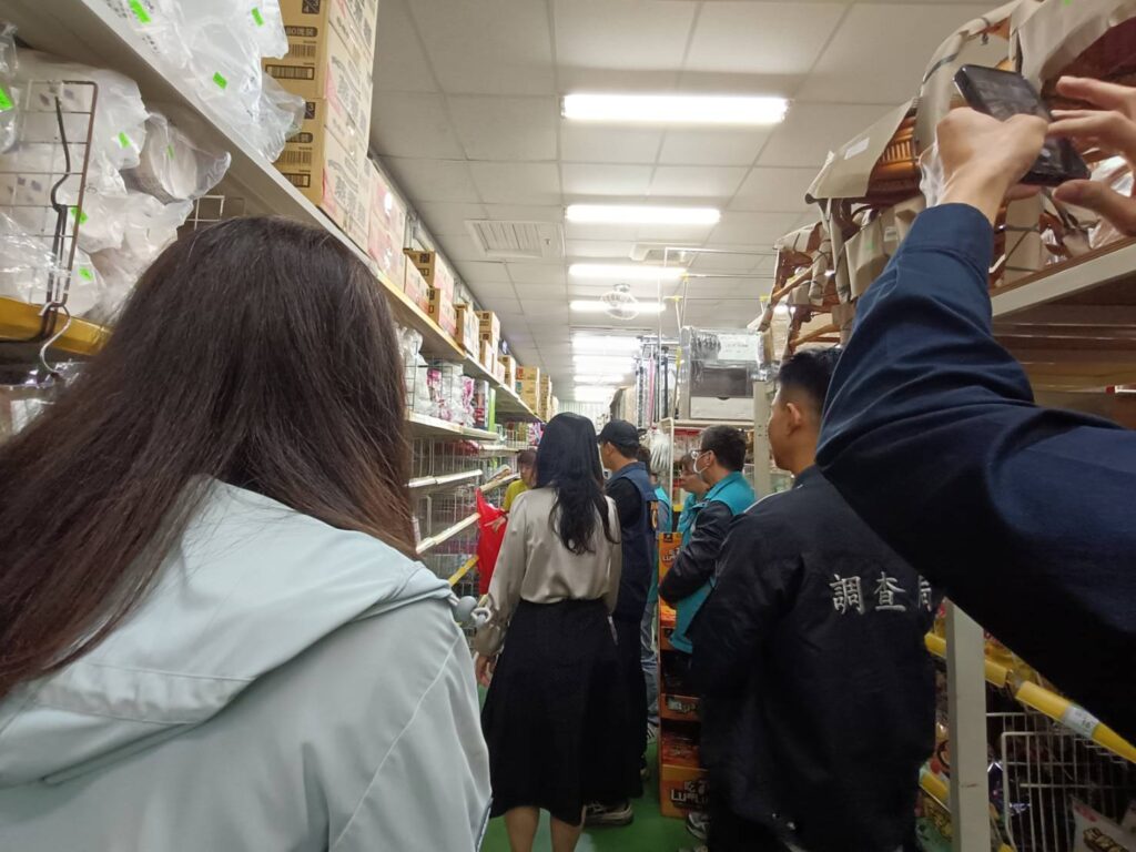 嘉義縣政府連假會同檢調 前往賣場訪查塑膠袋供貨狀況 嘉義縣政府連假會同檢調 前往賣場訪查塑膠袋供貨狀況