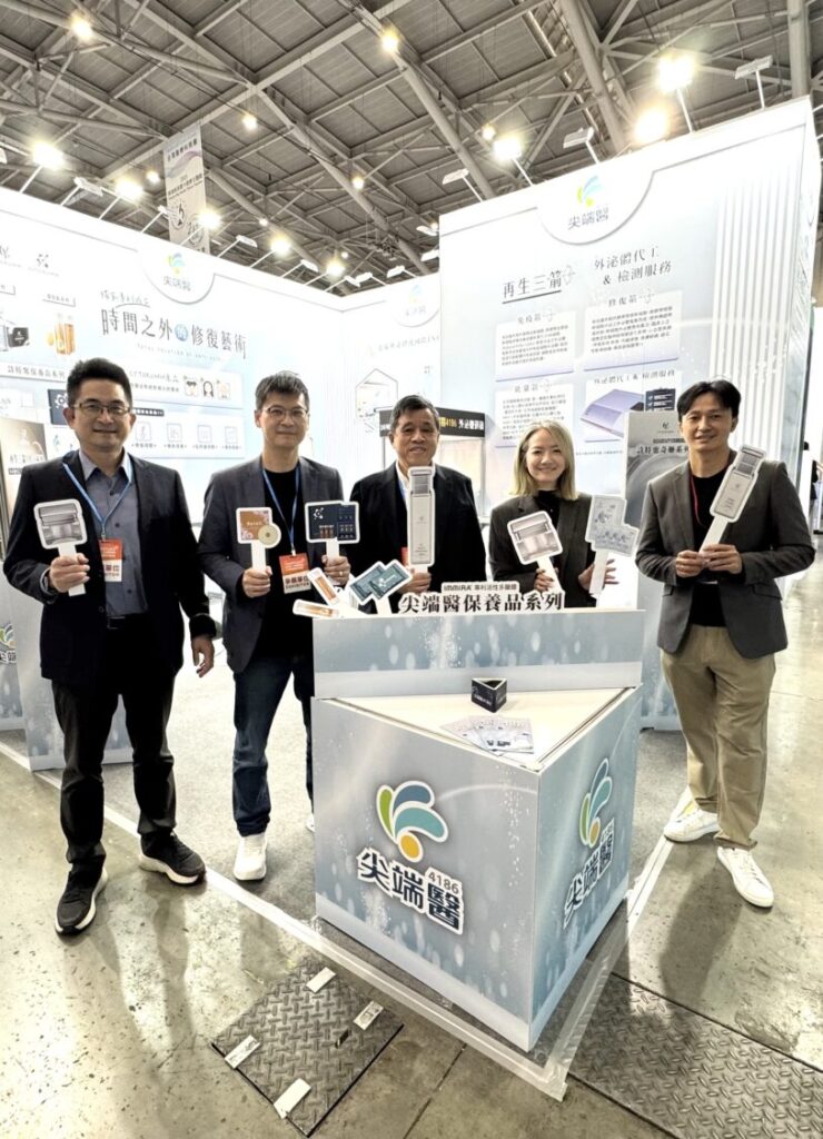 尖端醫(4186)展現「國際化戰力」 加速布局海內外市場 2025年尖端醫參與台灣醫療科技展,由董事長蘇文龍(中)帶領團隊幹部合影。(圖/尖端醫 提供)